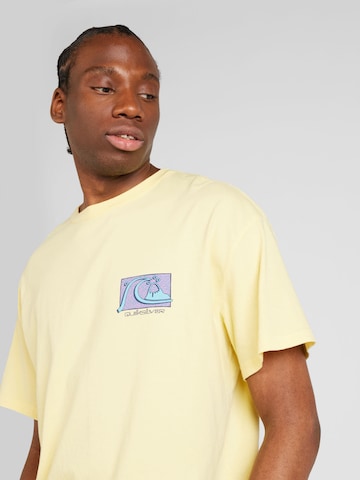 QUIKSILVER - Camiseta 'TAKE US BACK ' en amarillo