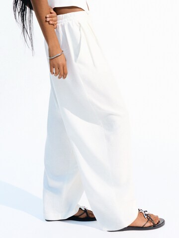 Wide Leg Pantalon Bershka en blanc : devant