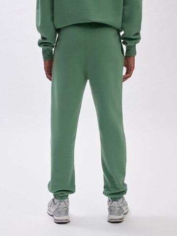 V!BE STUD!OS - Tapered Pantalón en verde