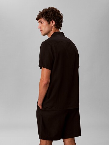 Regular Chemise ' ' Calvin Klein en noir