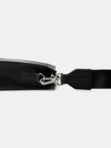 Borsa a tracolla di Bershka in nero