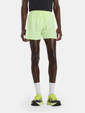 Regular Pantalon de sport 'RC 5' new balance en jaune : devant