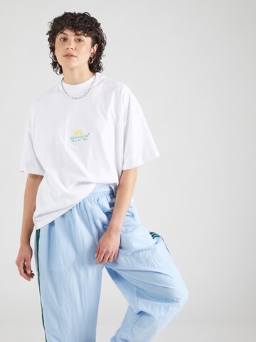 balta Pegador Laisvi marškinėliai 'Flora'