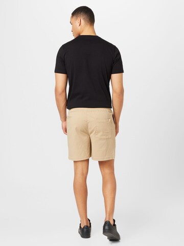 Revolution Regular Shorts in Grün