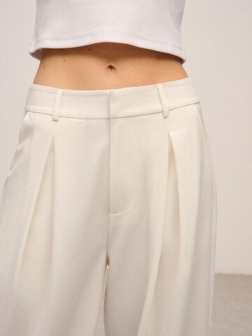 ORIMEI by Victoria Swarovski Широкий Брюки со складками в Белый