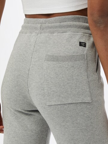 Effilé Pantalon 'Essential' Superdry en gris