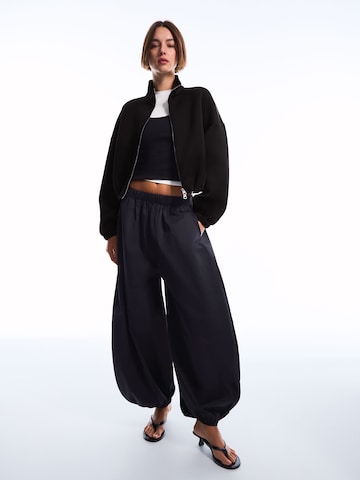 Hanorac de la Bershka pe negru