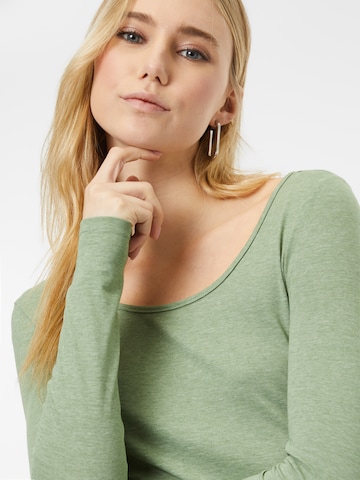 Tricou de la VERO MODA pe verde