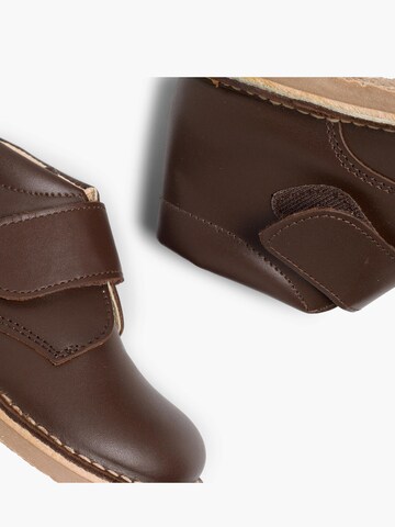 Pisamonas - Botas en marrón