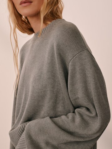 ABOUT YOU x Marie von Behrens Pullover 'Gwen' in Grau