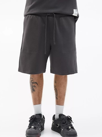 Pull&Bear Loose fit Trousers in Grey: front