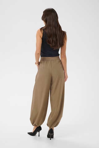Kaffe Tapered Bukser med lægfolder 'KAJasmine' i beige