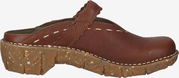 EL NATURALISTA Clogs in Brown