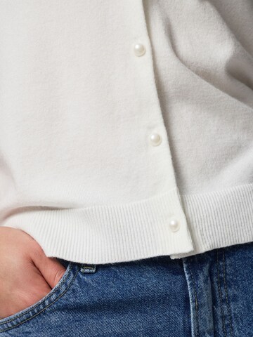 Cardigan 'PCNora' PIECES en blanc