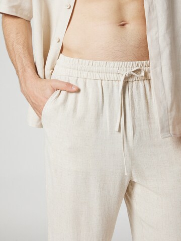 Loosefit Pantaloni 'Kalle' di ABOUT YOU x Kevin Trapp in beige