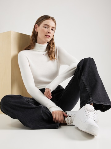 Pull-over 'Essential' Tommy Jeans en blanc : devant