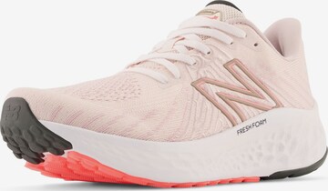 Chaussure de course 'Vongo v5' new balance en rose : devant