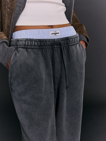 BershkaBarrel Hlače - siva boja