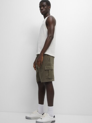 Pull&Bear Regular Shorts in Grün