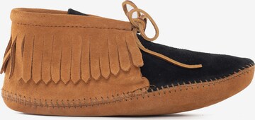 Minnetonka Moccasins 'Classic Fringe' in Brown