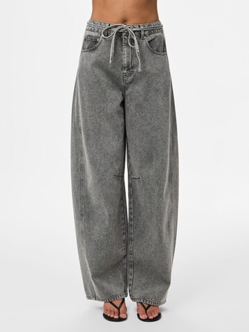 PIECES Baggy Jeans i grå: forside