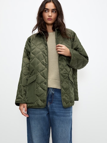 Pull&Bear Tussenjas in Groen: voorkant