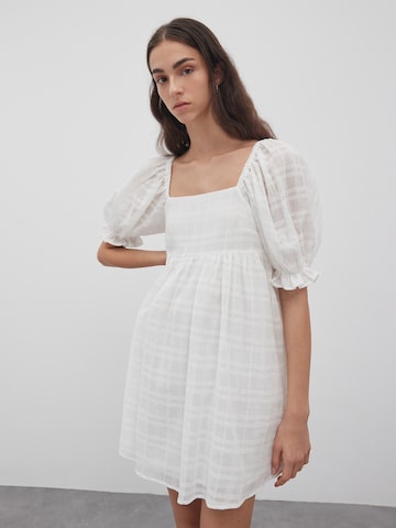 EDITED Letní šaty 'Carla' – béžová: přední strana
