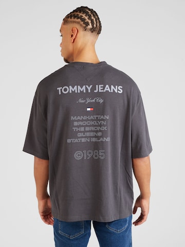 Tommy Jeans Tričko '1985' - Sivá: predná strana