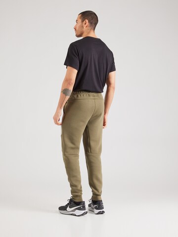 Nike Sportswear Tapered Παντελόνι 'TCH FLC' σε πράσινο