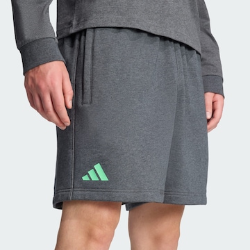 ADIDAS PERFORMANCE - Loosefit Pantalón deportivo 'Mercedes-Benz AMG Petronas Formula One Team' en gris