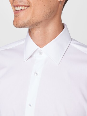 Coupe regular Chemise 'Joe' BOSS en blanc