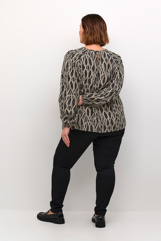 KAFFE CURVE Blouse 'Lanora' in Zwart