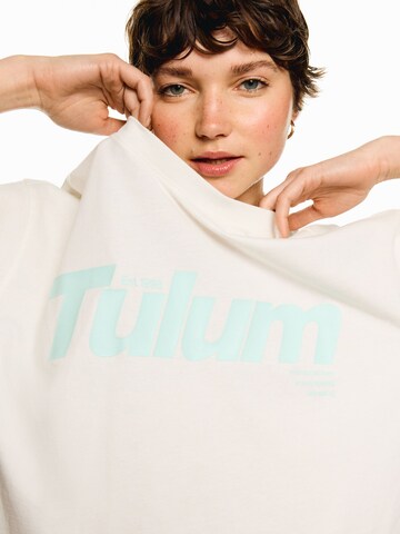 Tricou de la Bershka pe bej