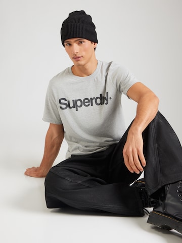 Superdry - Camiseta en gris: frente