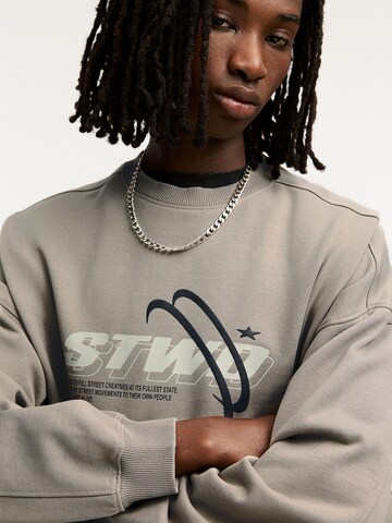 Pull&Bear Sweatshirt 'STWD' i grå