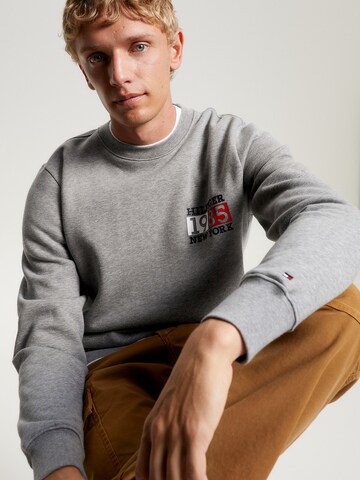 TOMMY HILFIGER Sweatshirt in Grau