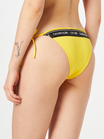 Slip costum de baie de la Calvin Klein Swimwear pe galben