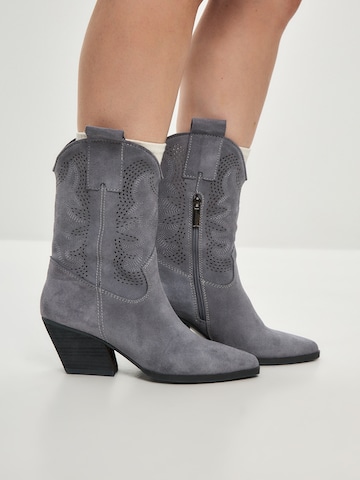 CESARE GASPARI Cowboy Boots in Grey