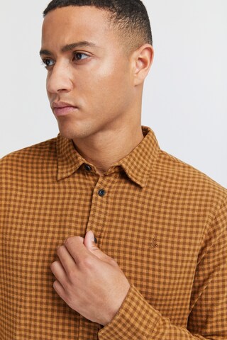 BLEND - Ajuste regular Camisa en marrón