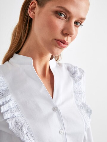 Trendyol - Blusa en blanco