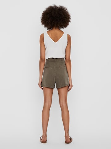 VERO MODA Regular Shorts 'Mia' in Grün