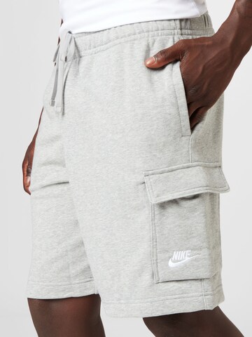 Nike SportswearLoosefit Cargo hlače - siva boja