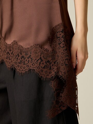 Top di oltre in marrone