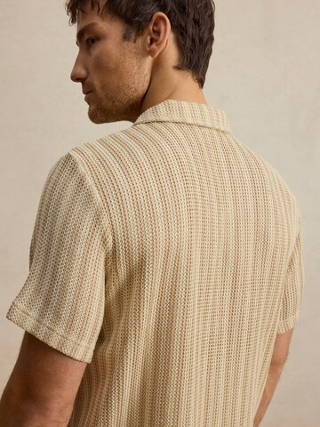 DAN FOX APPAREL Comfort Fit Риза 'Joschua' в бежово