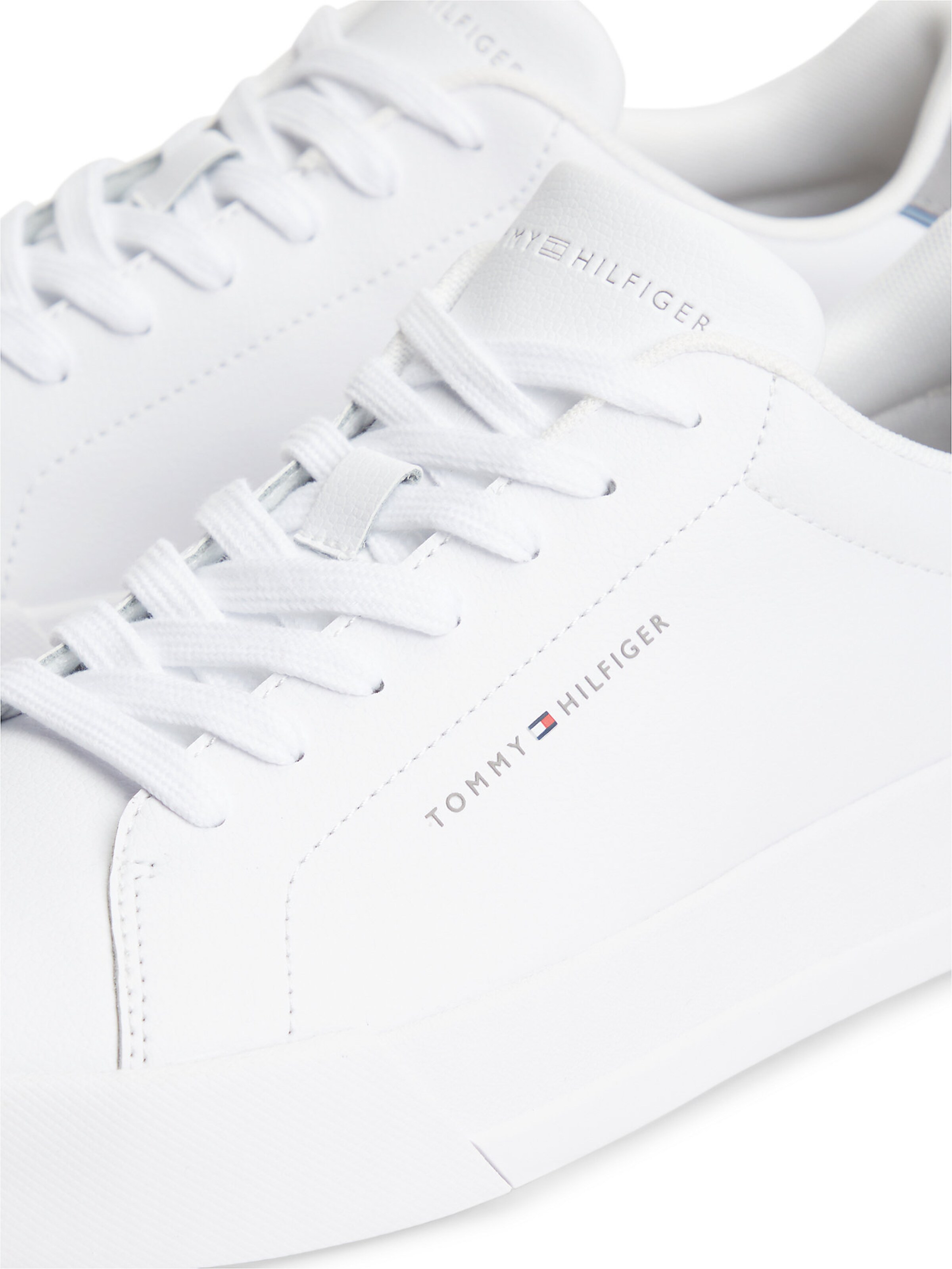 TOMMY HILFIGER Sneakers laag 'Court Essential' in Wit
