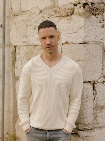 DAN FOX APPAREL Пуловер 'Marlon' в бяло