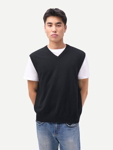 GOBI Cashmere Väst 'Men's Essential V-Neck Cashmere Vest' i svart: framsida