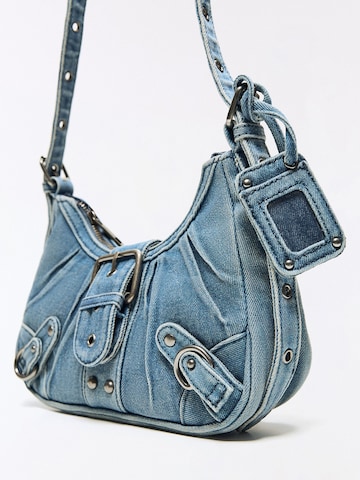 Bershka Schultertasche in Blau