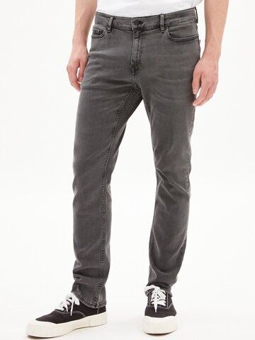ARMEDANGELS Slimfit Jeans 'Iaan' in Grau: predná strana
