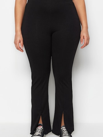 Trendyol Curve - Acampanado Pantalón en negro